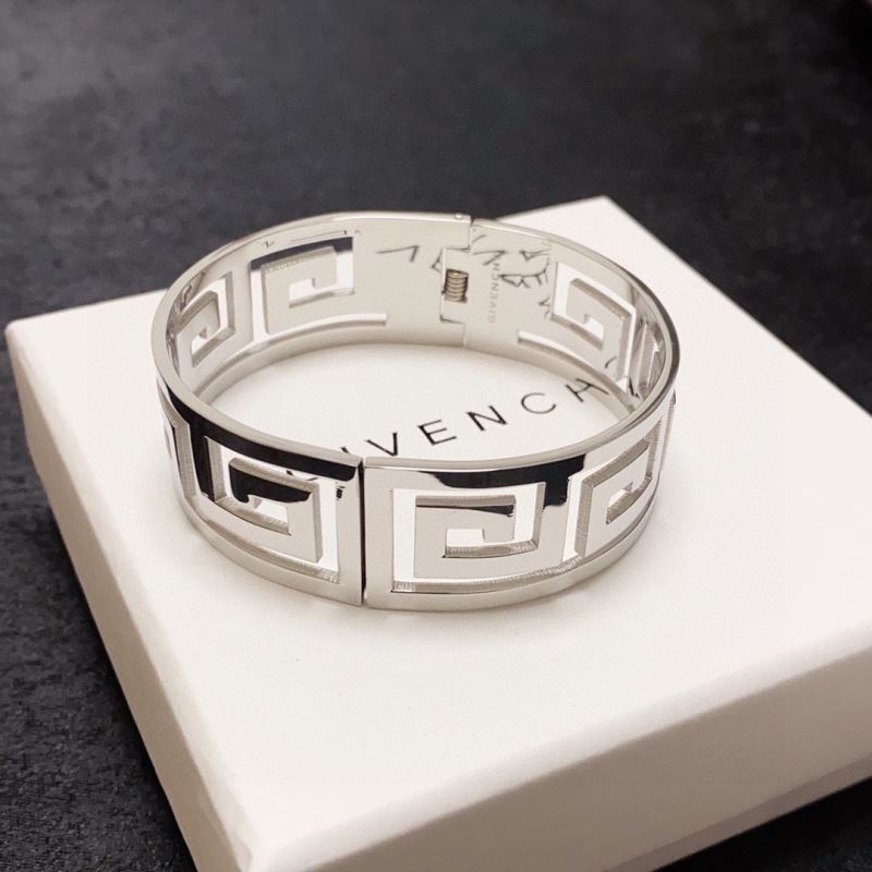 GIVENCHY